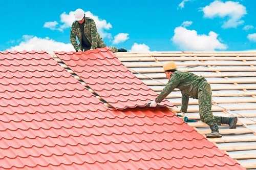 Когда лучше крыть крышу дома