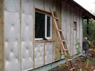 Утепление деревянного дома снаружи: чем лучше утеплить своими руками, технологии и процесс монтажа популярными материалами