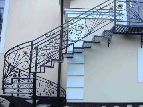 Металлическая лестница для экстерьера дома