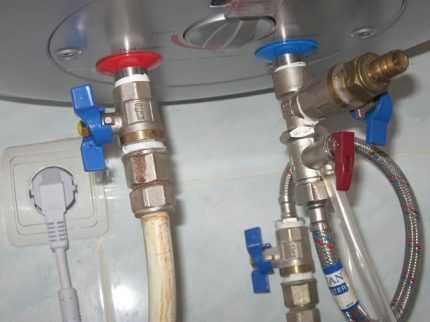 Как слить воду с водонагревателя: плюсы и минусы разных способов + пример проведения работ