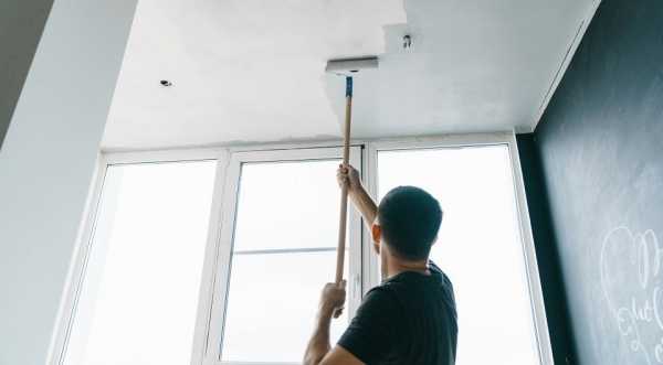 Как быстро смыть побелку с потолка: 4 лучших способа