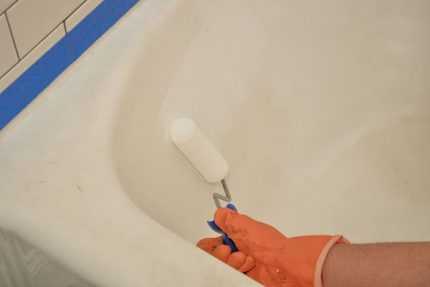 Как и чем можно покрасить чугунную ванну: обзор лучших способов реставрации
