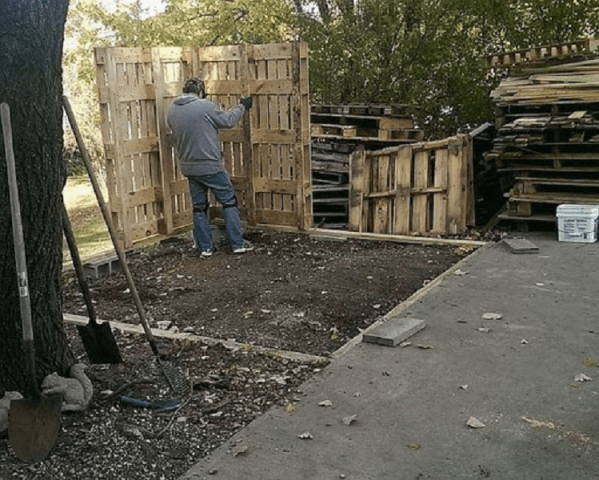 Как сделать сарай из поддонов своими руками: пошагово, фото