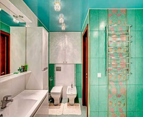 Какой потолок лучше сделать в ванной – советы по выбору варианта отделки. Дизайн потолка в ванной: выбор материалов и разновидности конструкций