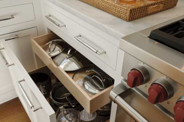 13 идей хранения крышек от кастрюль и сковородок на кухне