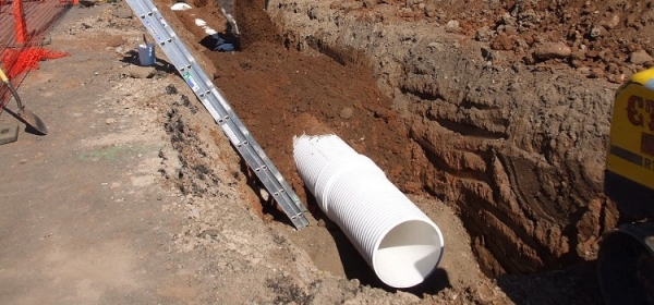 Монтаж внутренней и наружной канализации из пластиковых труб: правила и порядок проведения работ
