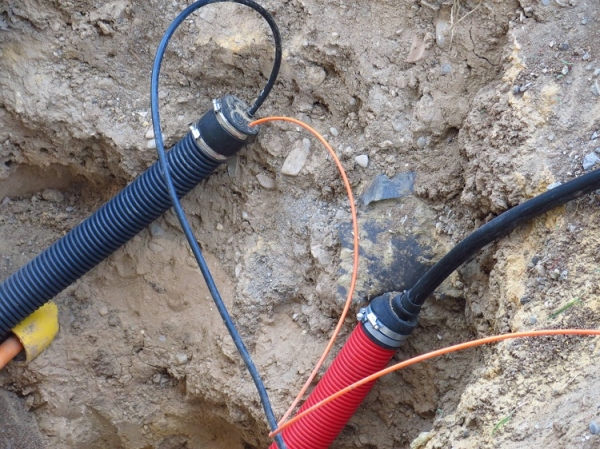 Прокладка кабеля в трубах: виды и особенности труб, технология монтажа